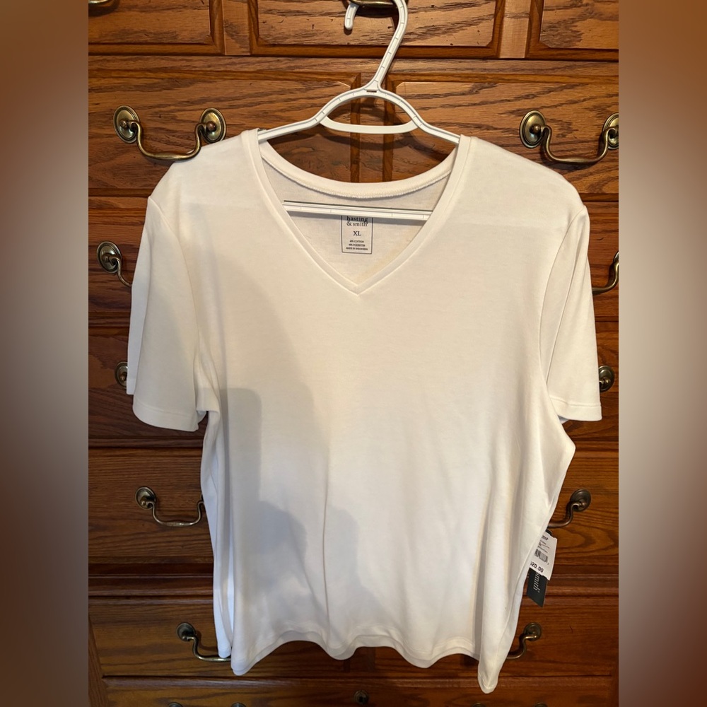 NWT Hastings & Smith Women's V-Neck Short Sleeve Tee in White